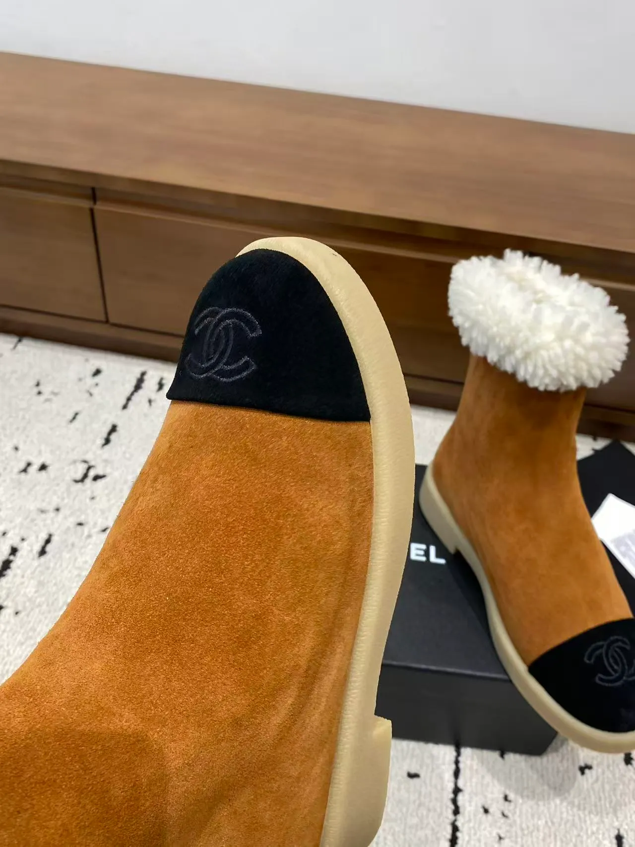 👟👟Ex-factory price 700👟👟 🍀Chanel 2025 autumn and winter furry snow boots. Chanel new autumn and winter genuine wool slippers and boots. Xiaoxiang’s 2025 autumn and winter most beautiful snow boots. Classic, beautiful and warm snow boots❤️Super warm! It's enough to have it this winter, it's really beautiful and fairy~ Materials and craftsmanship: The upper is made of custom sheepskin/wool/sheepskin, and the inner pads are all made of wool. It feels very soft and comfortable! The sole is the original TPU outsole Size: 35-39 (40.41 customized, non-refundable)